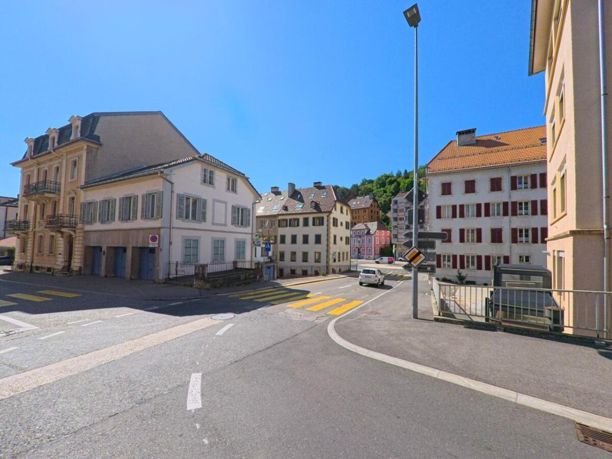 le-locle-2400-strassenkreuzung-mit-mehrfamilienhaeusern..jpg