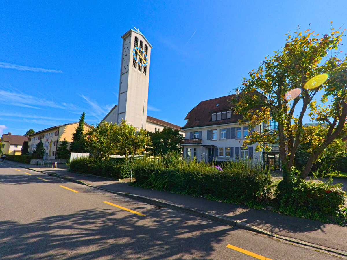liestal_4410_kirchturm_am_wohnquartier.jpg