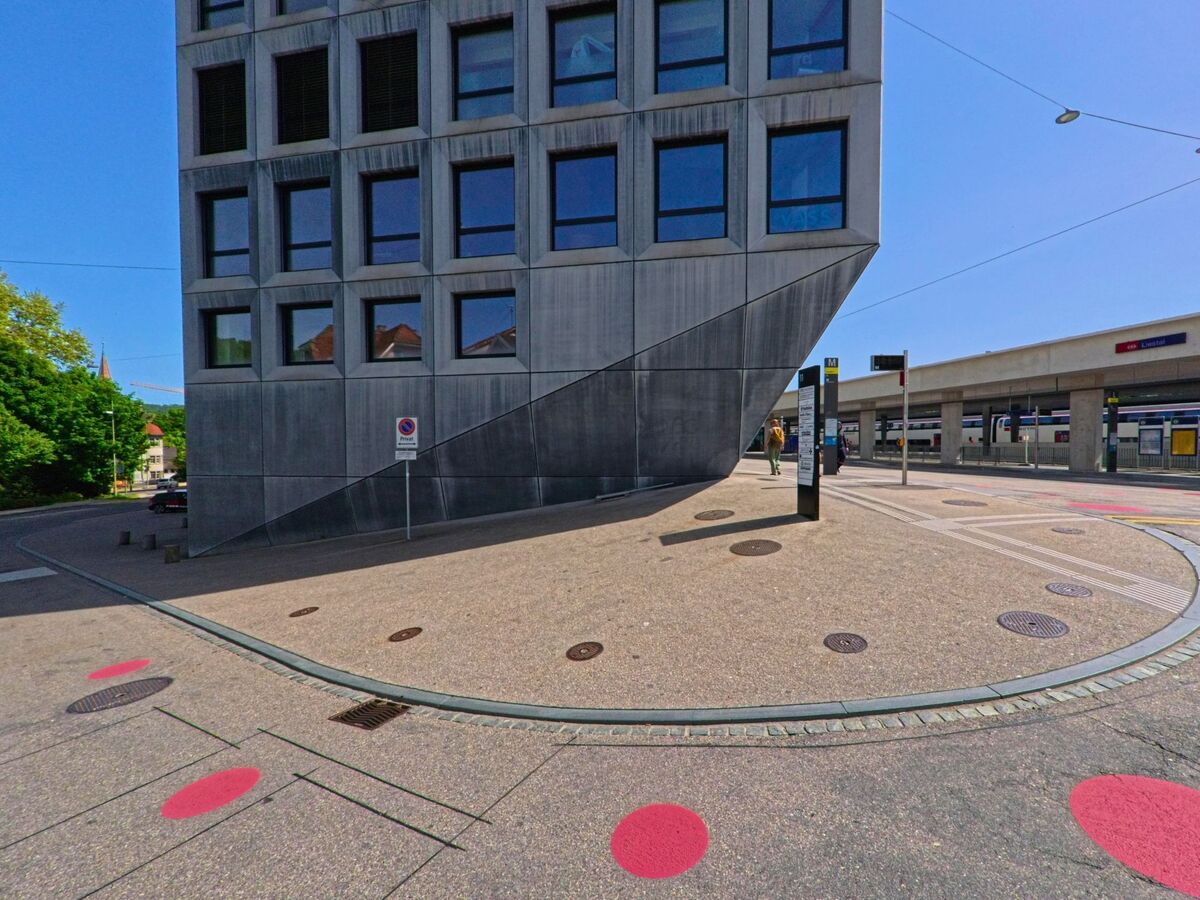 Direkt am Bahnhof von Liestal (4410, Kanton Basel-Landschaft) steht ein modernes, kantiges Gebäude mit markanter Fassade aus dunklem Metall.