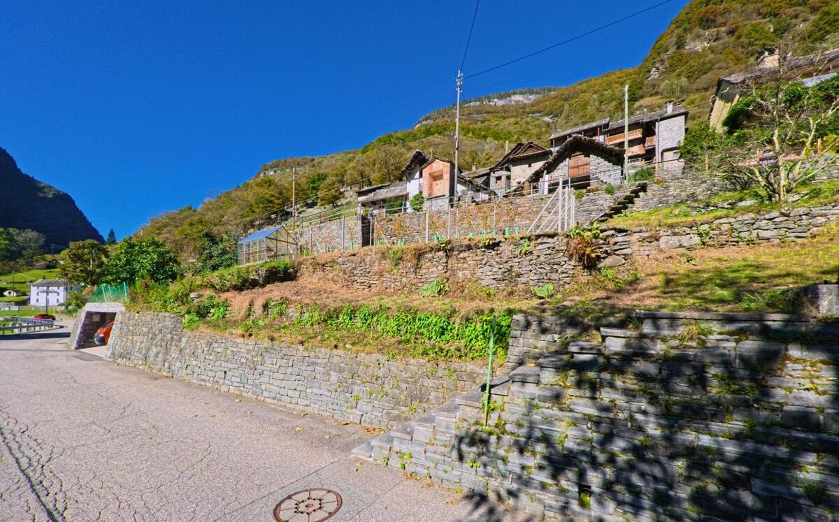 Terrassen mit Steinmauern und kleinen Häusern prägen das Dorfbild von Linescio (6682, Kanton Tessin), das sich harmonisch an den sonnenbeschienenen Hang schmiegt.