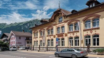 In Brienz (3855, Kanton Bern) zeigt das Living Museum mit seiner historischen Fassade und Holzskulpturen vor dem Gebaeude die enge Verbindung zur traditionellen Holzschnitzkunst.