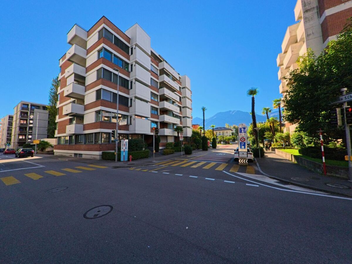 locarno-6600-wohnhaeuser-an-kreuzung-mit-palmen..jpg