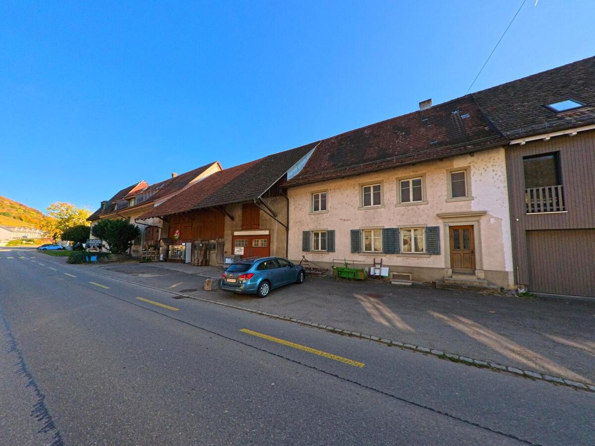 Mehrere Wohnhäuser mit Parkplätzen prägen einen Strassenabschnitt in Löhningen (8224, Kanton Schaffhausen).