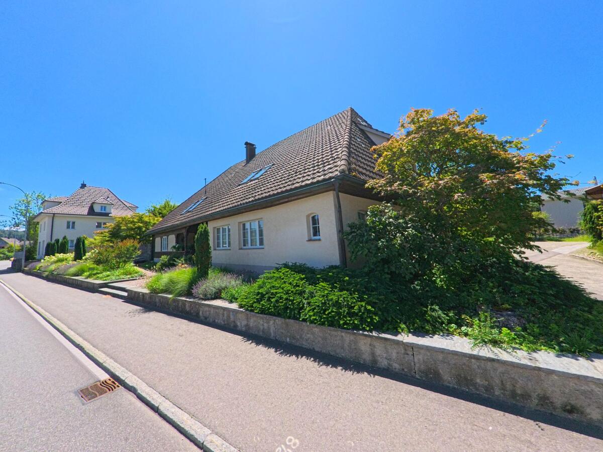 In Lotzwil (4932, Kanton Bern) reihen sich gepflegte Einfamilienhaeuser mit Vorgarten und steilem Ziegeldach entlang einer ruhigen Wohnstrasse.