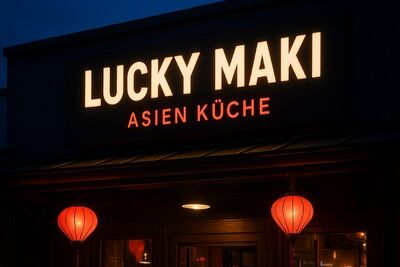 In Diepoldsau (9444, Kanton St. Gallen) zeigt das Restaurant Lucky Maki mit beleuchtetem Schild und roten Laternen seinen Eingang am Abend.
