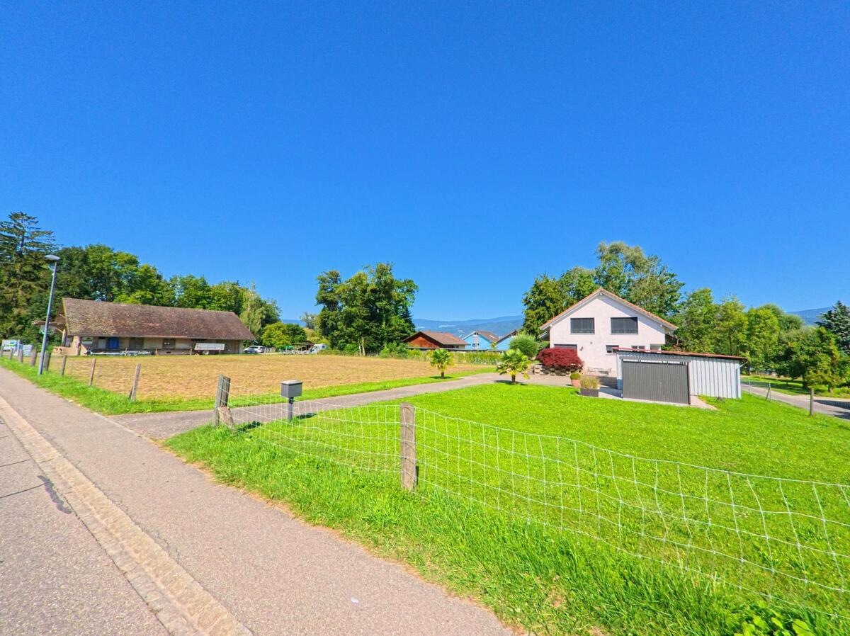 Am Ortsrand von Lüscherz (2576, Kanton Bern) stehen ein Wohnhaus und eine Scheune auf grosszügigen, von Wiesen umgebenen Grundstücken.