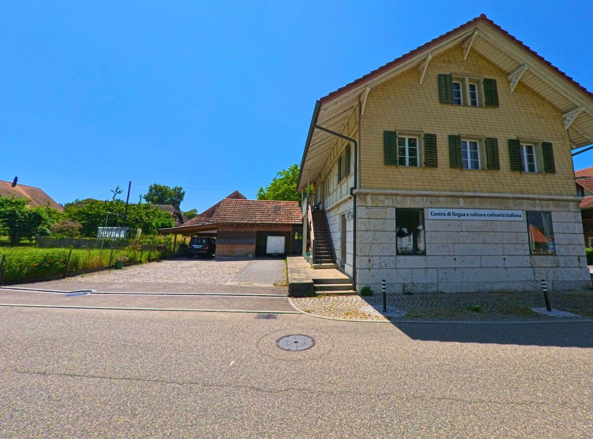 In Lüsslingen-Nennigkofen (4574, Kanton Solothurn) befindet sich in einem traditionellen Haus mit gruenen Fensterlaeden das italienische Sprach- und Kulturzentrum des Dorfes.