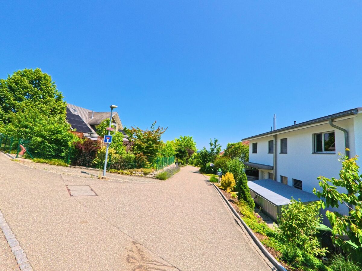 In einem ruhigen Wohngebiet von Lüterkofen-Ichertswil (4571, Kanton Solothurn) endet eine schmale Strasse mit Einfamilienhäusern und viel Grün in einer Sackgasse.
