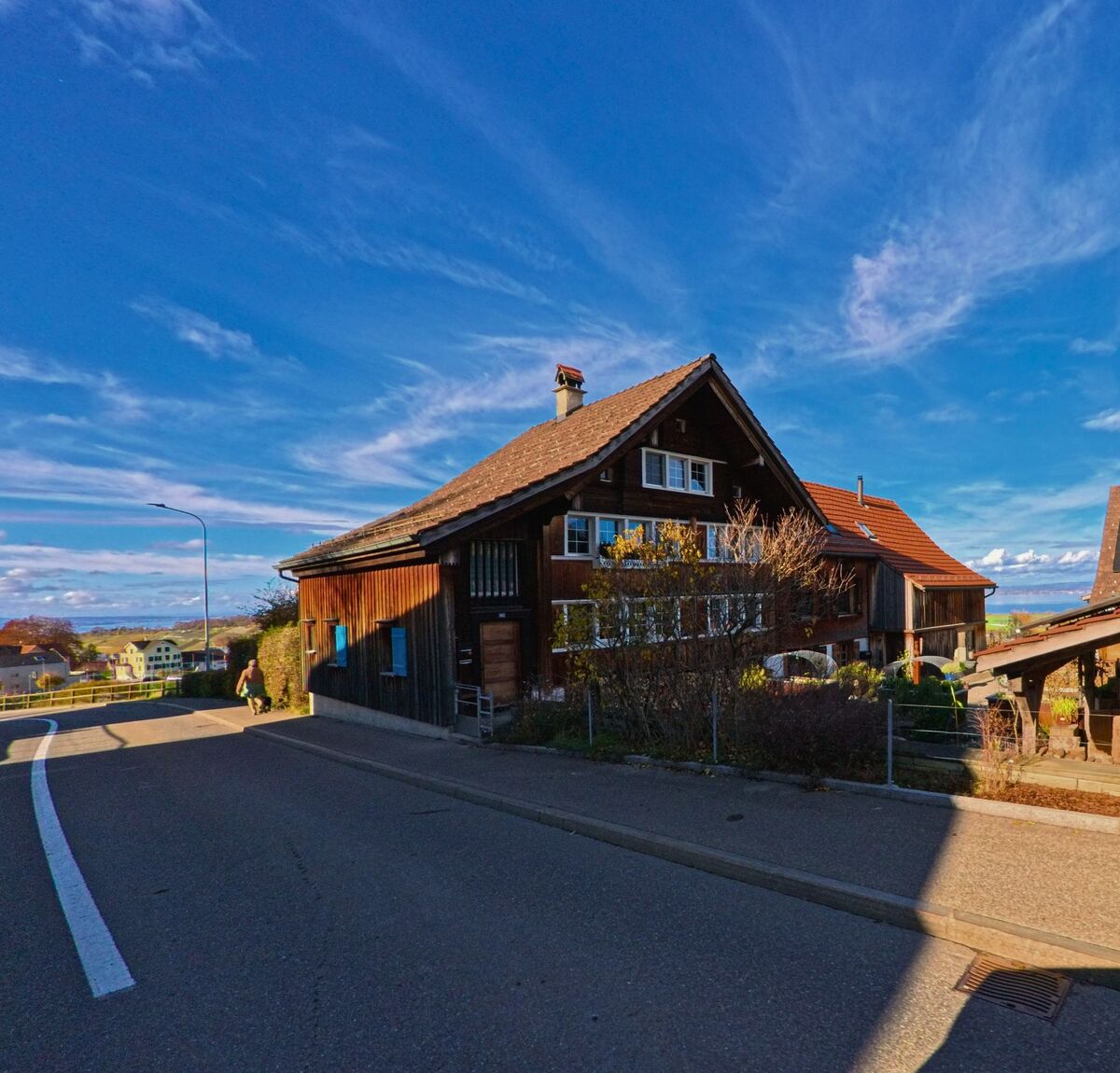 Ein traditionelles Holzhaus steht direkt an der Strasse im Ortskern von Lutzenberg (9426, Kanton Appenzell Ausserrhoden).