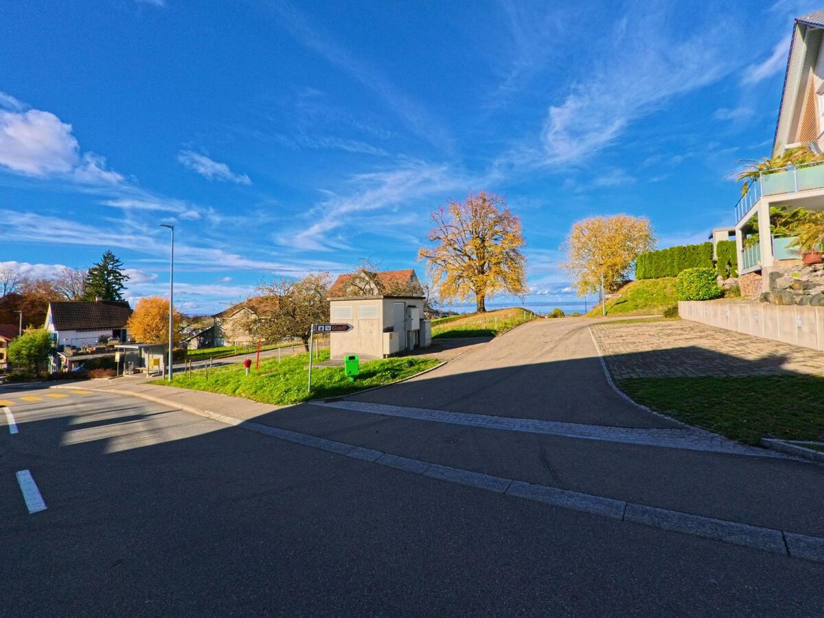 An einer übersichtlichen Strassenkreuzung verzweigen sich Fahrbahnen im Dorfgebiet von Lutzenberg (9426, Kanton Appenzell Ausserrhoden).
