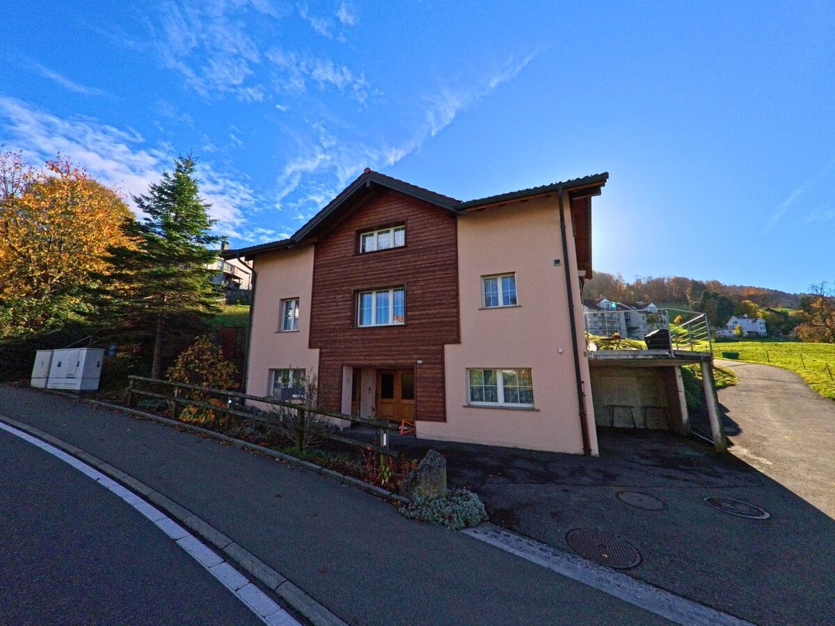 Ein Wohnhaus mit Vorplatz liegt an einer ruhigen Quartierstrasse in Lutzenberg (9426, Kanton Appenzell Ausserrhoden).