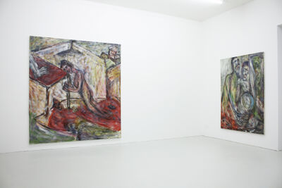 In Bellinzona (6500, Kanton Tessin) zeigt ein heller Galerieraum zwei grossformatige expressionistische Gemälde mit intensiven Farben an weissen Wänden.In Bellinzona (6500, Kanton Tessin) zeigt ein heller Galerieraum zwei grossformatige expressionistische Gemälde mit intensiven Farben an weissen Wänden.