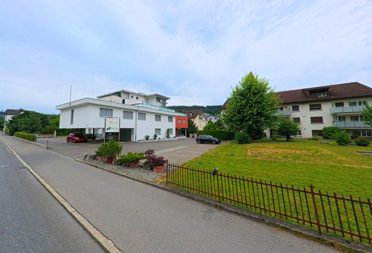 In Malters (6002, Kanton Luzern) befindet sich ein modernes Spitex-Gebäude mit Parkplatz an einer ruhigen Quartierstrasse, umgeben von Wohnhäusern und Grünflächen.