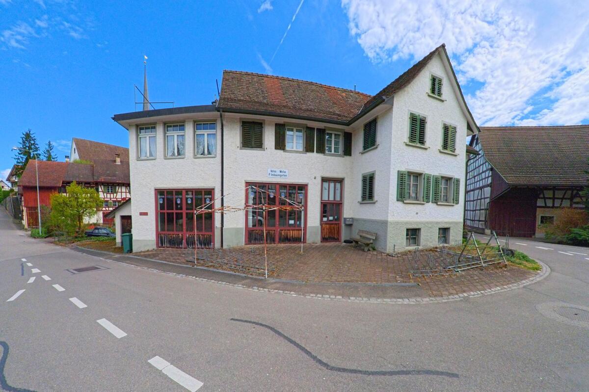 Im Zentrum von Marthalen im PLZ-Gebiet 8460 im Kanton Zürich befindet sich ein Gebäude mit grünen Fensterläden und einem Schild mit der Aufschrift 