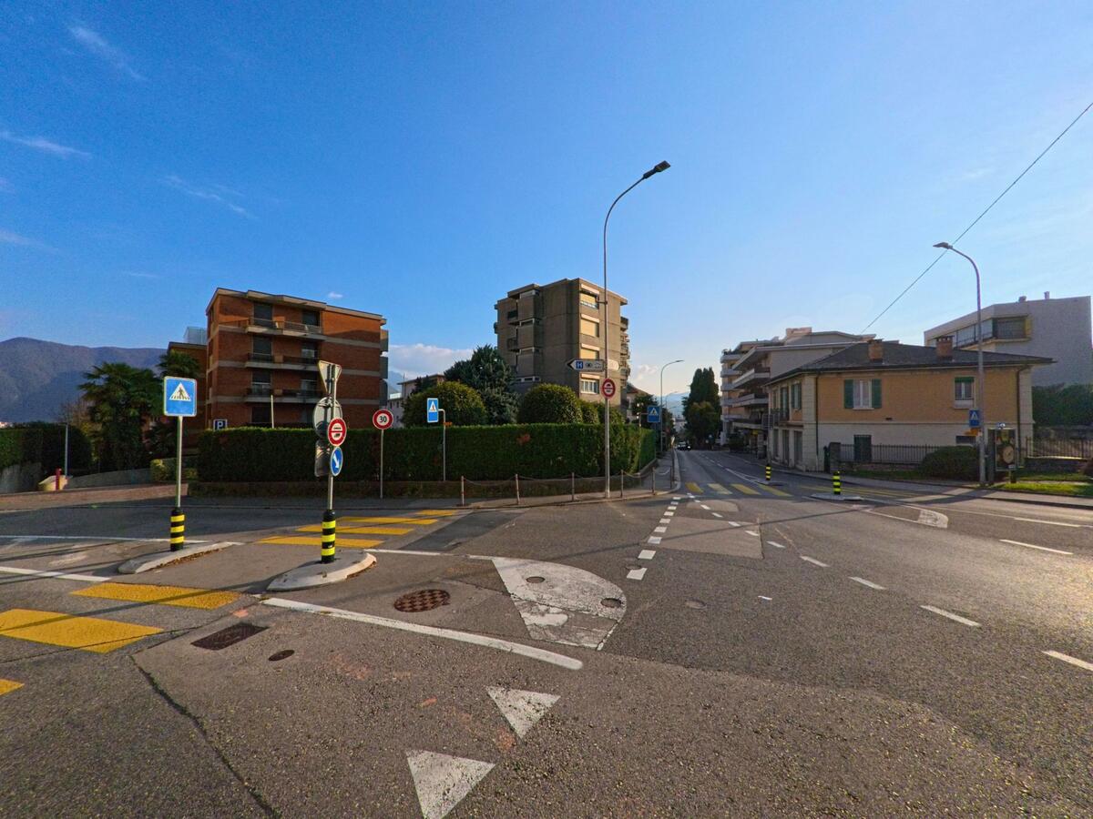 Mitten in einem Wohnquartier von Massagno (6900, Kanton Tessin) liegt eine übersichtliche Kreuzung mit Verkehrsinseln, Fussgängerstreifen und mehrgeschossigen Wohnbauten.