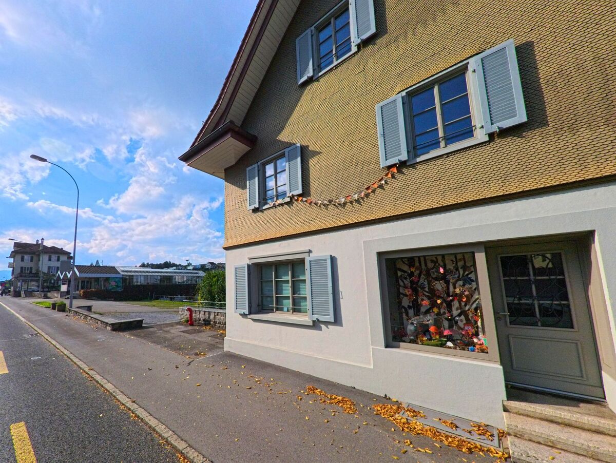 Ein Haus mit dekoriertem Schaufenster liegt an einer ruhigen Strasse in Meggen (6045, Kanton Luzern).