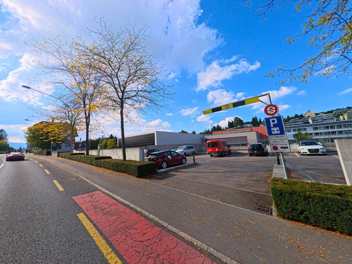 Ein Parkplatz mit Markierungen liegt neben einer Hauptstrasse in Meggen (6045, Kanton Luzern).