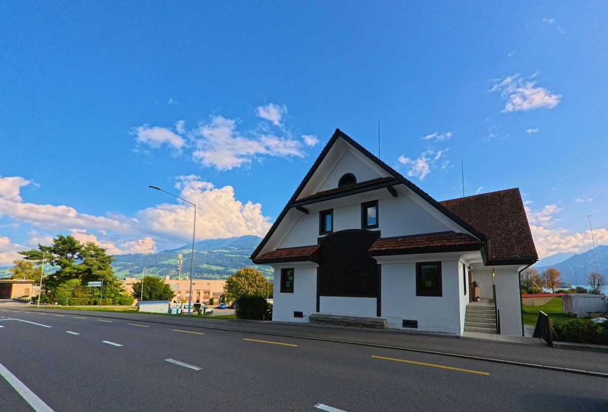 Ein traditionelles Wohnhaus mit Satteldach steht an einer Strasse in Meggen (6045, Kanton Luzern).