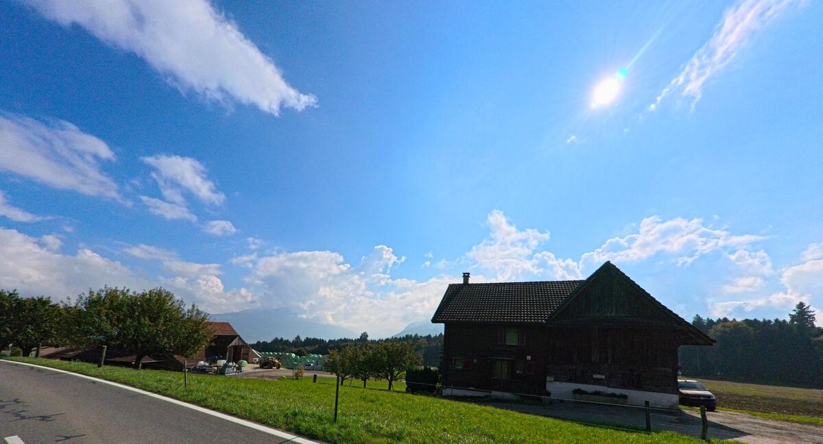 Am Rand des Dorfes öffnet sich der Blick über Felder bei Meierskappel (6344, Kanton Luzern).