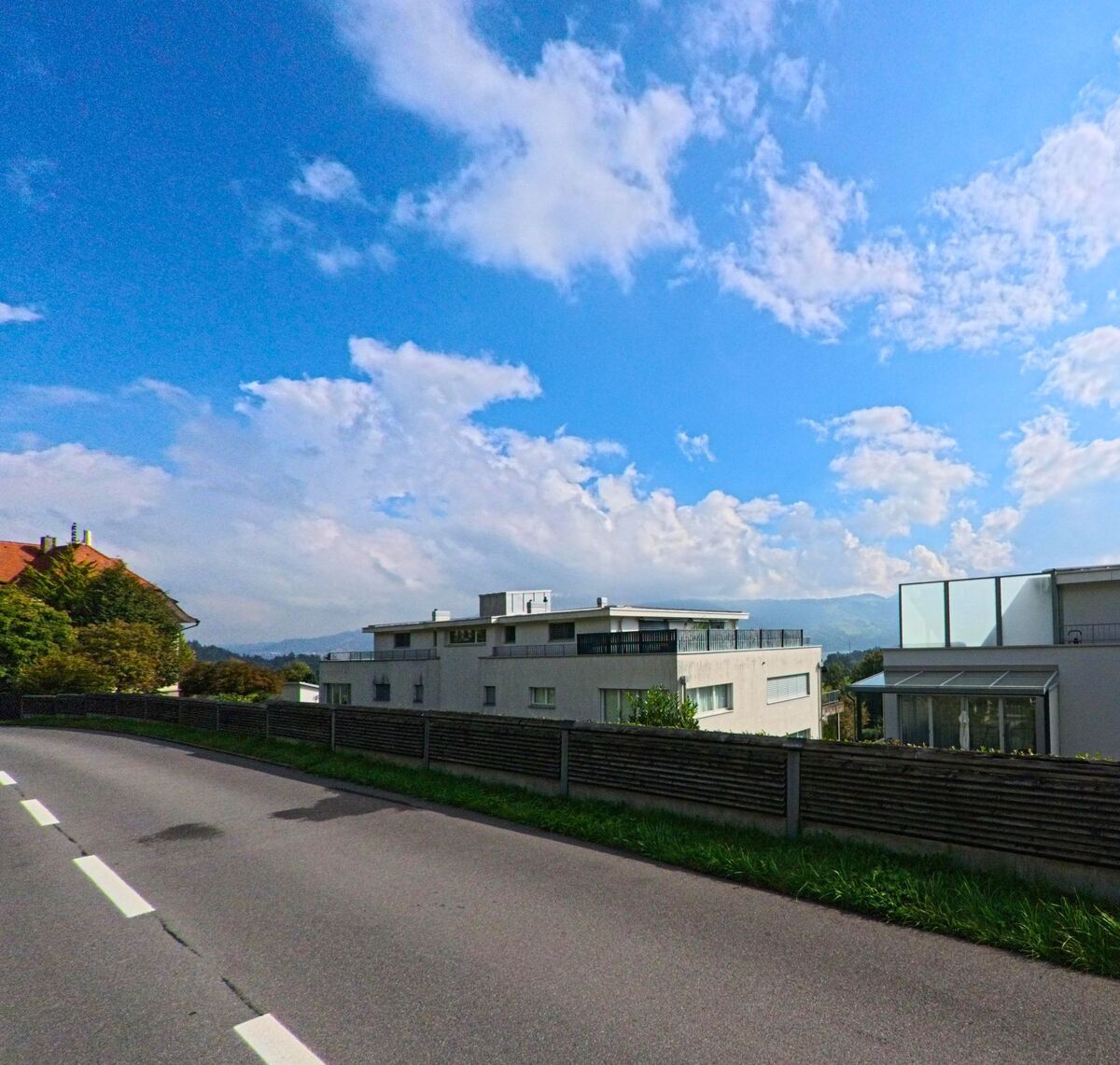 Ein gerader Strassenabschnitt führt durch ein ruhiges Gebiet von Meierskappel (6344, Kanton Luzern).