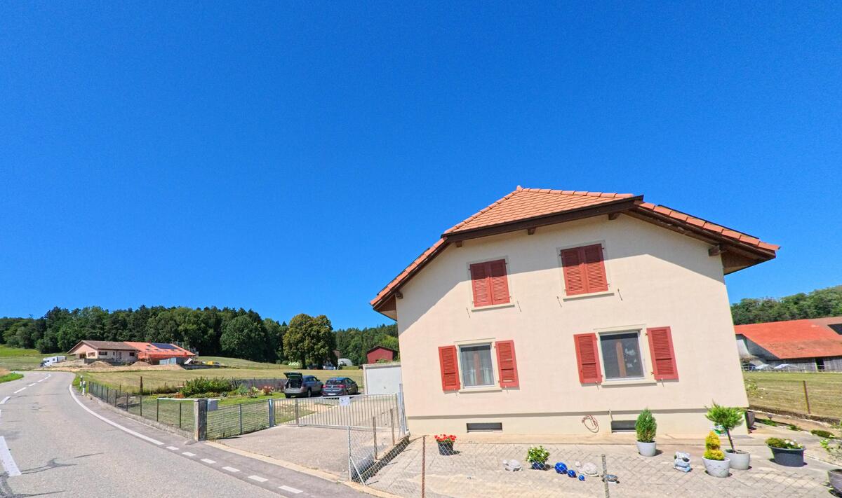 Wohnhaus in 1533 Ménières (FR) mit ländlicher Umgebung, Wiesen und ruhiger Wohnlage.
