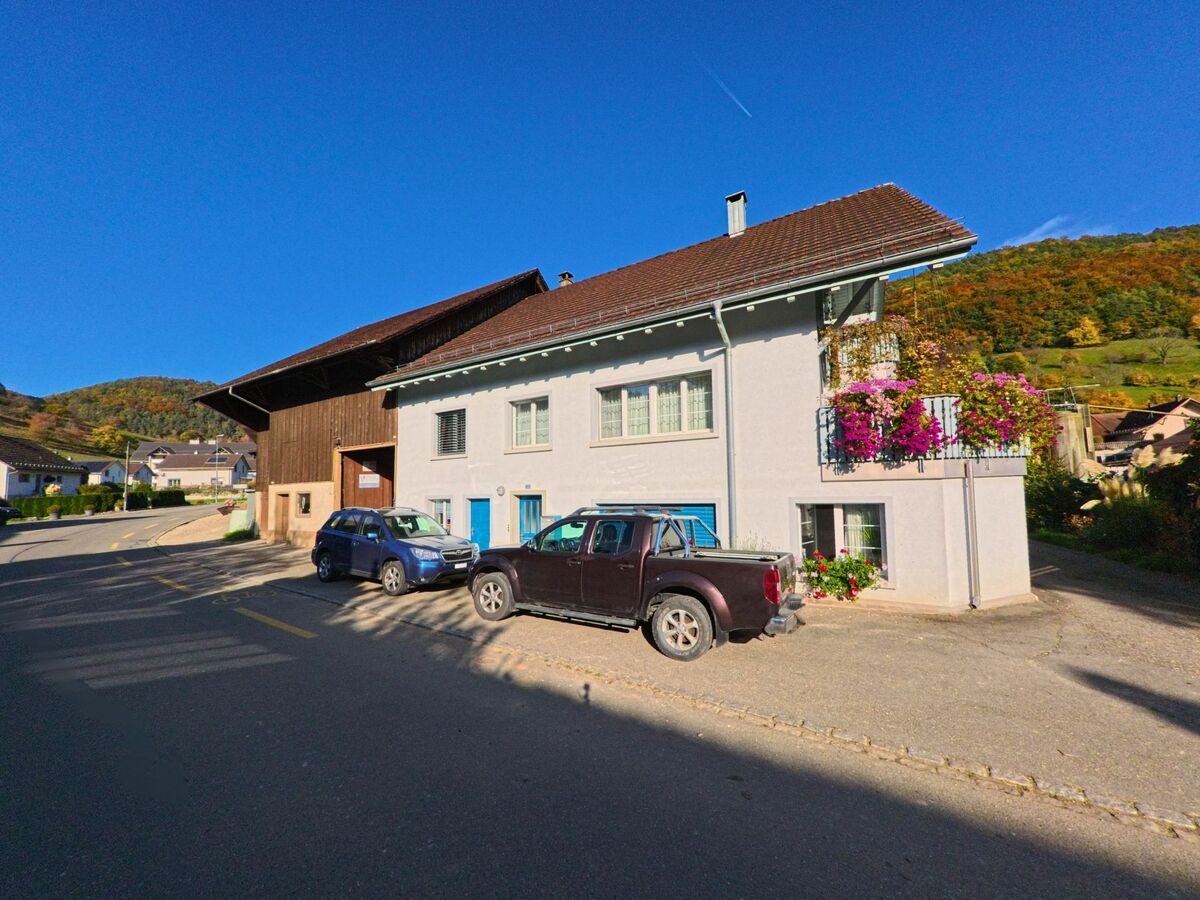 Ein modernes Wohnhaus mit Vorplatz steht an einer Nebenstrasse in Merishausen (8232, Kanton Schaffhausen).