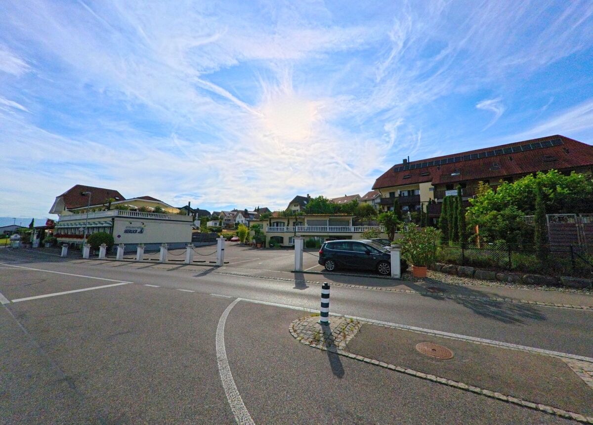 In Mörigen (2572, Kanton Bern) trifft man im Dorfzentrum auf das Restaurant Seeblick mit vorgelagertem Parkplatz, gegenüber einem Wohnhaus mit roten Dachziegeln und Solarpanels.