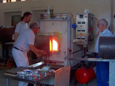 In der Werkstatt Mondglas in Hallau (8215, Kanton Schaffhausen) bearbeiten Handwerker glühendes Glas und formen es zu kunstvollen Objekten.