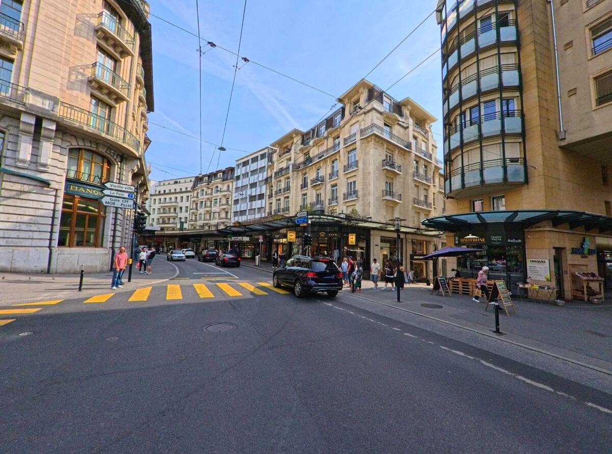 In Montreux (1820, Kanton Waadt) kreuzen sich belebte Strassen mit Fussgaengerueberwegen zwischen hohen Wohn- und Geschaeftshausern im Stadtzentrum.