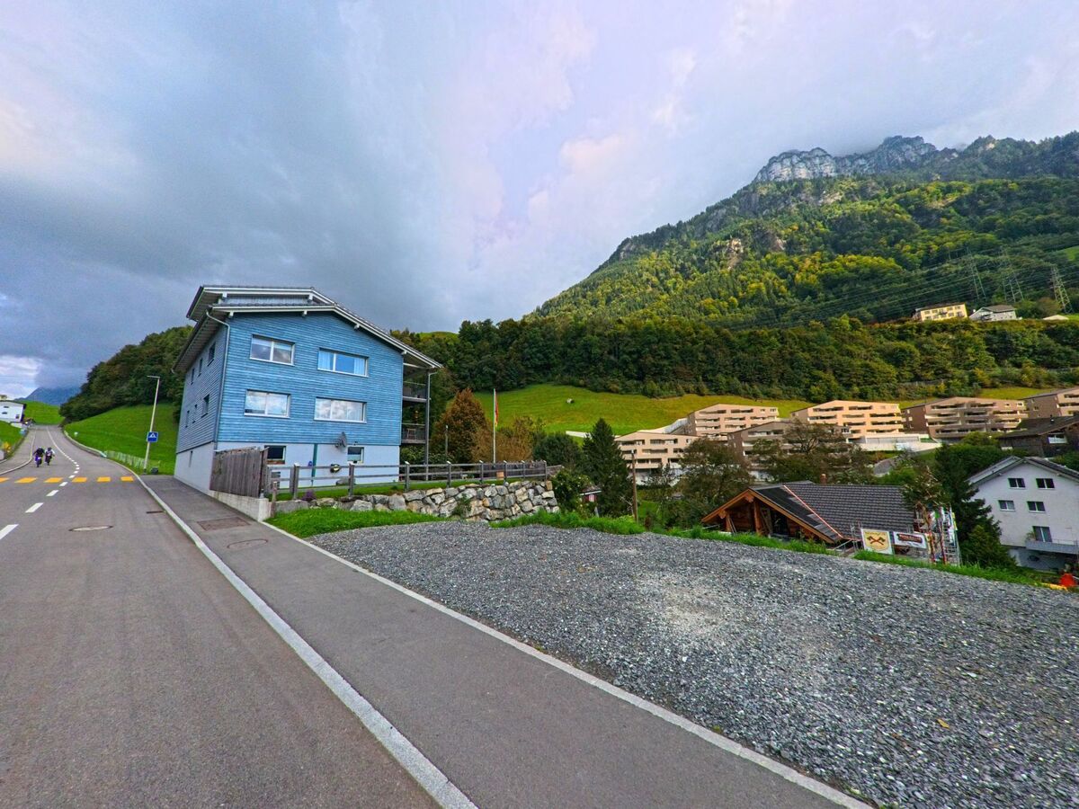 Ein modernes Gebäude mit Zufahrt befindet sich am Rand des Siedlungsgebiets von Morschach (6443, Kanton Schwyz).