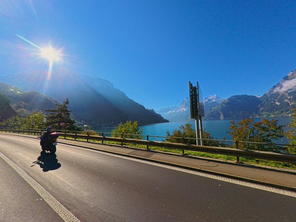 Entlang der Seestrasse eröffnet sich der Blick auf Wasser und Berge bei Morschach (6443, Kanton Schwyz).