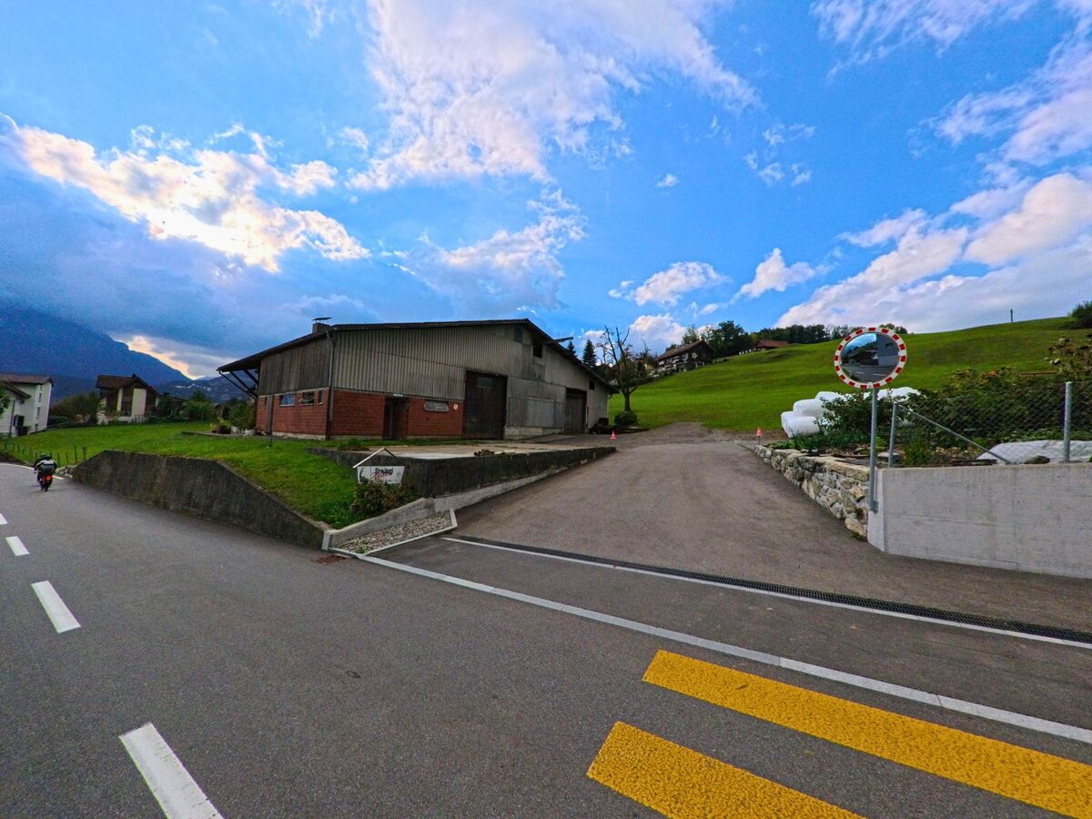An einer Kreuzung führt die Strasse weiter in ländliche Umgebung von Morschach (6443, Kanton Schwyz).