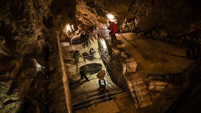 In den Moulins souterrains von Le Locle (2400, Kanton Neuenburg) fuehren Besucher durch beleuchtete unterirdische Gaenge und historische Steinstrukturen tief in den Fels.