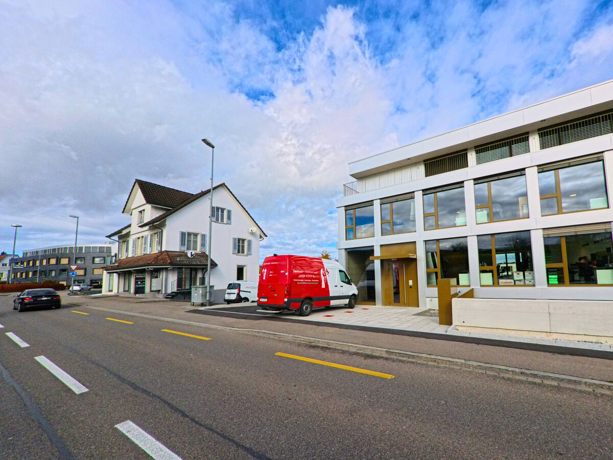 Entlang der Strasse reihen sich Wohn- und Geschaeftsgebaeude im Zentrum von Münsterlingen (8598, Kanton Thurgau).