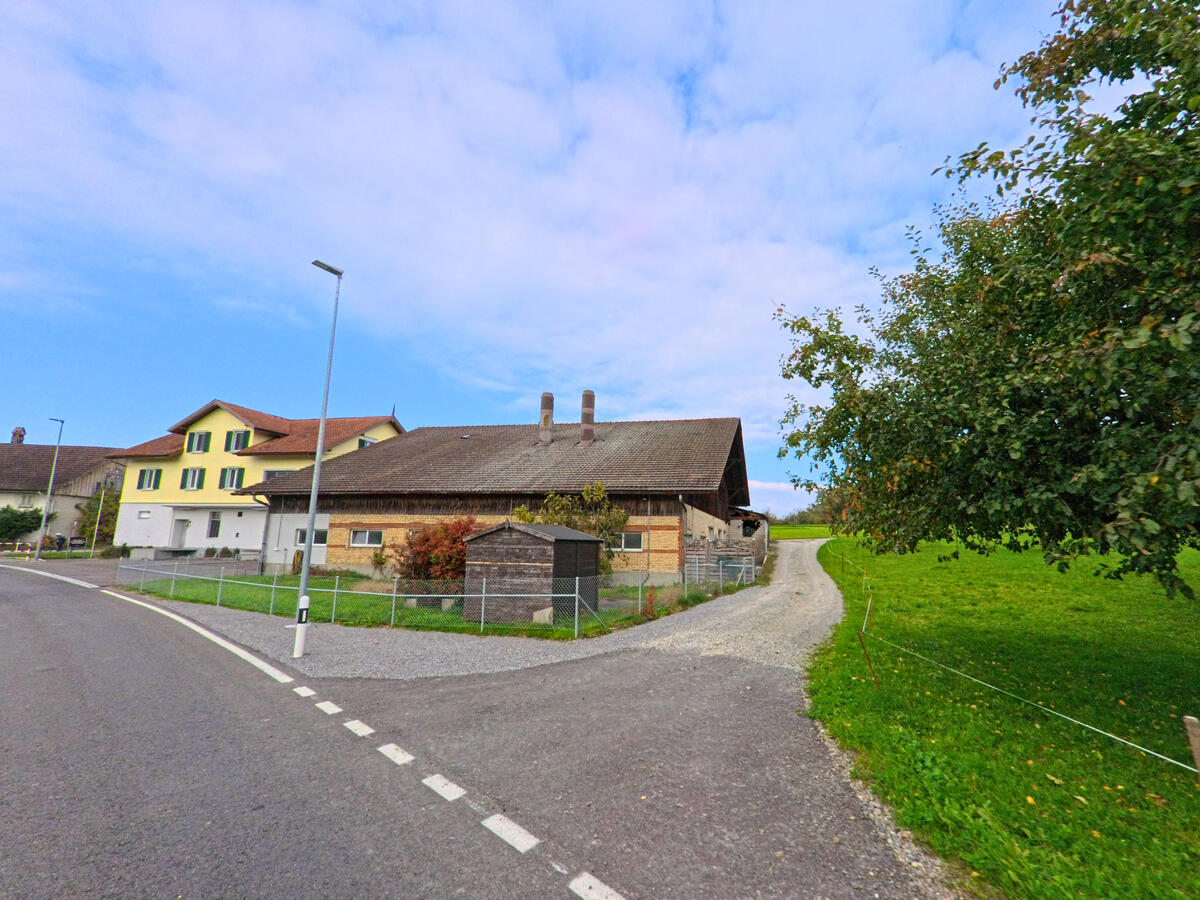 Ein Bauernhof mit Nebengebaeuden befindet sich an einer Weggabelung in Muolen (9313, Kanton St. Gallen).