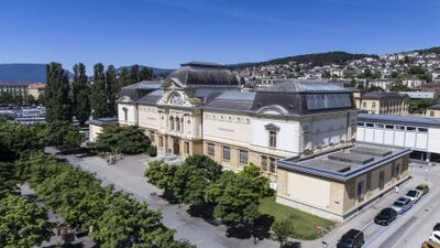 Das Musée d’art et d’histoire in Neuchâtel (2000, Kanton Neuenburg) präsentiert sich als imposantes Gebäude mit klassizistischen Fassaden und grossen Glasdächern.