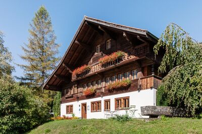 Das Musée de Charmey in Val-de-Charmey (1637, Kanton Freiburg) befindet sich in einem traditionellen Chalet mit Holzbalkon und Blumenschmuck.