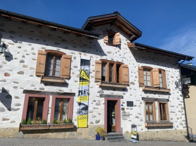 In Ormont-Dessous (1864, Kanton Waadt) steht das Musée des Ormonts in einem traditionellen Steinhaus mit Holzläden und einem Banner zur Ausstellung über Lawinen.