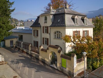 Das Musee jurassien des Arts in Moutier (2740, Kanton Bern) befindet sich in einer hellen Villa mit Garten und Blick auf die umliegenden Huegel.