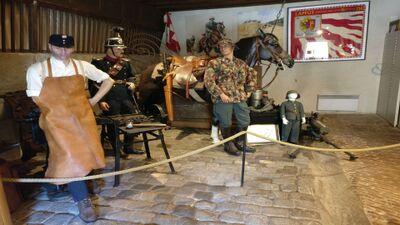 Im Musée Militaire Genevois in Pregny-Chambesy (1292, Kanton Genf) sind historische Militaeruniformen, Ausruestungen und eine Pferdeattrappe in einer Ausstellung zu sehen.