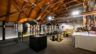 In La Tour-de-Peilz (1814, Kanton Waadt) zeigt der Ausstellungsraum des Musée Suisse du Jeu eine modern gestaltete Sammlung von Spielobjekten unter dem offenen Dachstuhl eines historischen Gebaeudes.