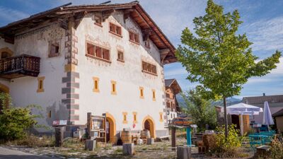 In Botyre (1966, Kanton Wallis) zeigt das Musee valaisan des bisses ein historisches Gebaeude mit bemalter Fassade und laendlichem Charme im Rhonetal.