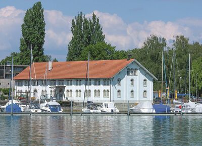 Das Museum am Hafen in Romanshorn (8590, Kanton Thurgau) befindet sich in einem historischen Gebaeude direkt am Bodensee, umgeben von Segel- und Motorbooten.