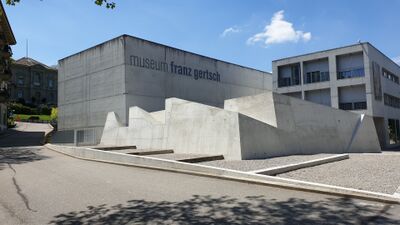 In Burgdorf (3401, Kanton Bern) steht das Museum Franz Gertsch mit seiner modernen Betonarchitektur und klaren geometrischen Formen unter blauem Himmel.