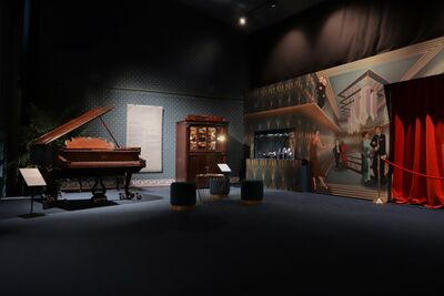 Im Museum für Musikautomaten in Seewen (4206, Kanton Solothurn) steht ein Salon mit historischem Flügel, Möbeln und Ausstellungsstücken in elegantem Art-déco-Stil.