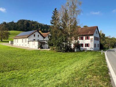 Am Ortsrand von Endingen (5304, Kanton Aargau) steht das Museum fuer Feuerwehr, Handwerk und Landwirtschaft in einem weissen Gebaeude mit roten Fensterlaeden.