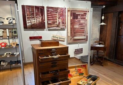In Suhr (5034, Kanton Aargau) zeigt eine Museumsausstellung alte Werkzeuge, Schubladenschränke und historische Fotografien zur Entwicklung der Elektrotechnik.In Suhr (5034, Kanton Aargau) zeigt eine Museumsausstellung alte Werkzeuge, Schubladenschränke und historische Fotografien zur Entwicklung der Elektrotechnik.