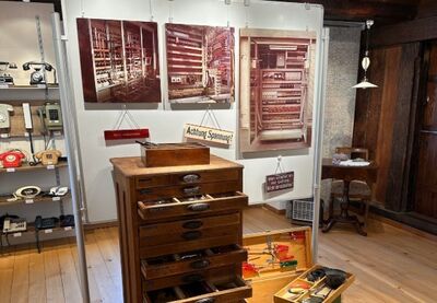 In Suhr (5034, Kanton Aargau) zeigt eine Museumsausstellung alte Werkzeuge, Schubladenschränke und historische Fotografien zur Entwicklung der Elektrotechnik.