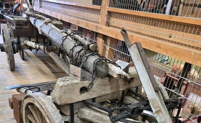 Im Museum Zwischen Pflug und Korn in Muri (5630, Kanton Aargau) liegt ein altes aufgeschlagenes Buch mit vergilbten Seiten auf einem Holztisch.