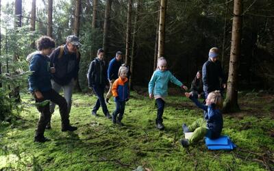 Familien und Kinder erkunden gemeinsam den Wald bei einer Naturveranstaltung von NaturMichelsamt in Beromünster (6215, Kanton Luzern). Spielerisch erleben die Teilnehmenden den Wald, fördern das Naturverständnis und entdecken die heimische Tier- und Pflanzenwelt.